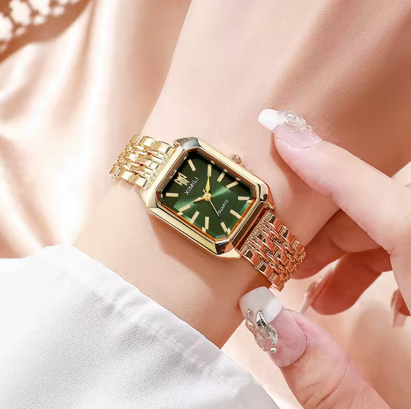 Golden Wrist Watch 7.9 Inch Length Stainless Steel Luxury Fashioned Quartz Watch