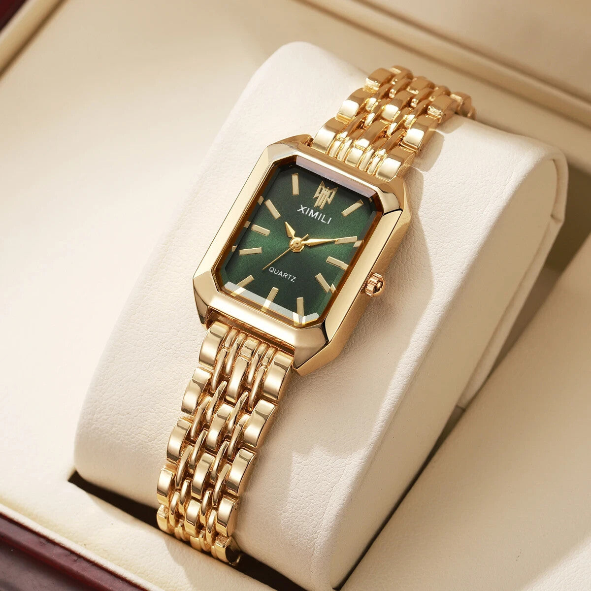 Golden Wrist Watch 7.9 Inch Length Stainless Steel Luxury Fashioned Quartz Watch