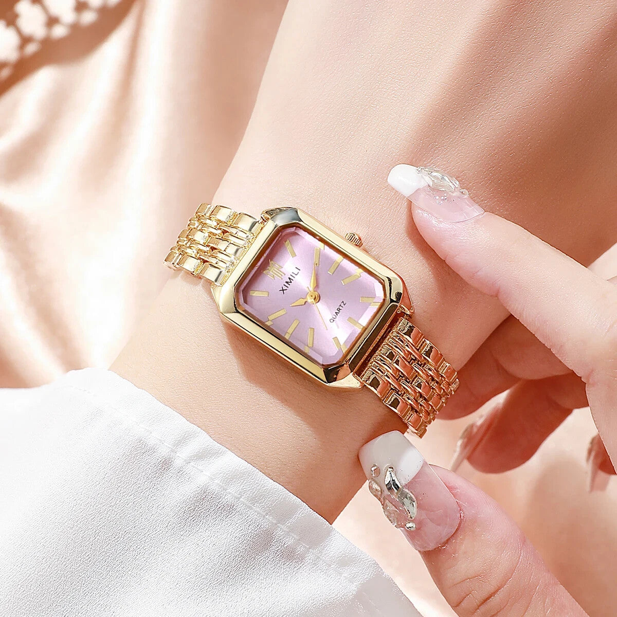 Golden Wrist Watch 7.9 Inch Length Stainless Steel Luxury Fashioned Quartz Watch