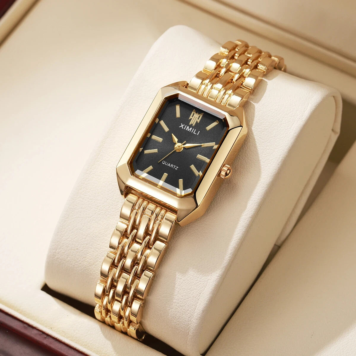 Golden Wrist Watch 7.9 Inch Length Stainless Steel Luxury Fashioned Quartz Watch