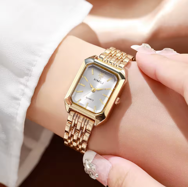 Golden Wrist Watch 7.9 Inch Length Stainless Steel Luxury Fashioned Quartz Watch