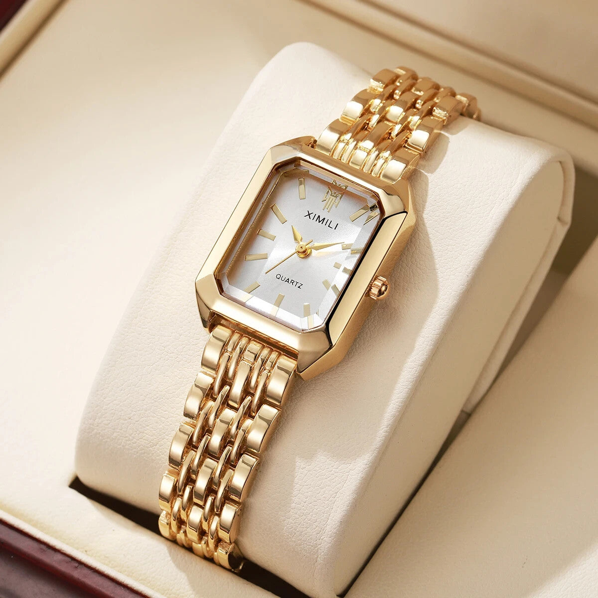 Golden Wrist Watch 7.9 Inch Length Stainless Steel Luxury Fashioned Quartz Watch