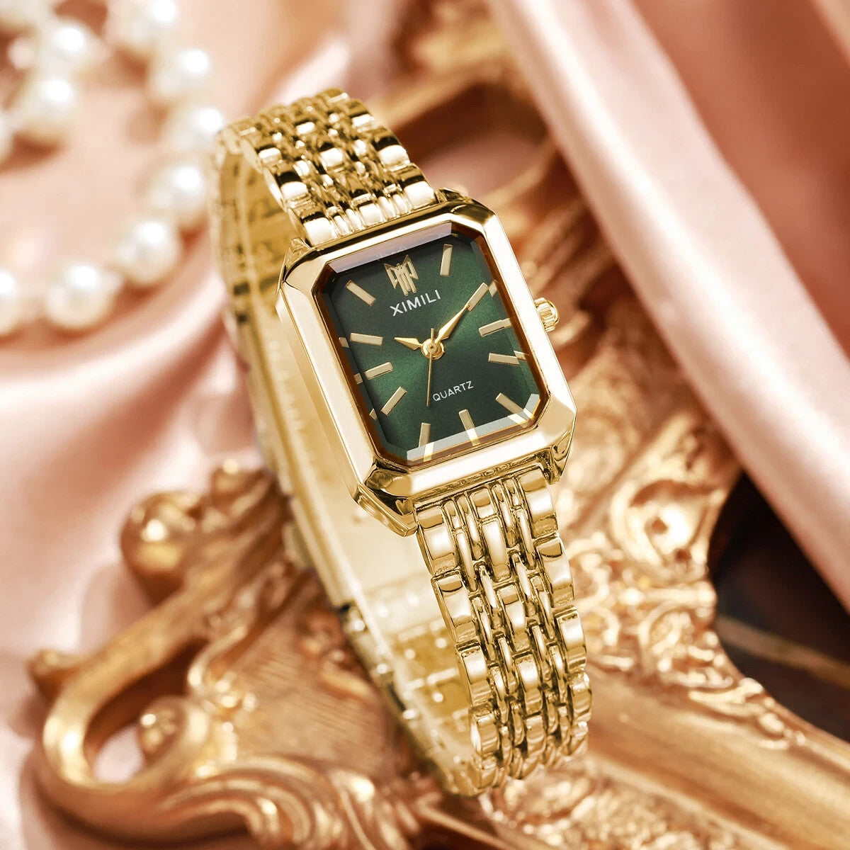 Golden Wrist Watch 7.9 Inch Length Stainless Steel Luxury Fashioned Quartz Watch