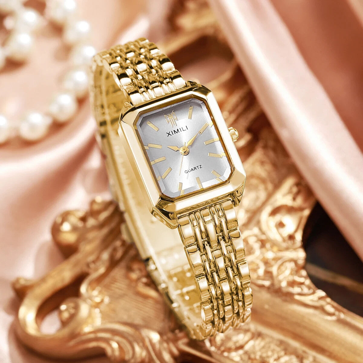 Golden Wrist Watch 7.9 Inch Length Stainless Steel Luxury Fashioned Quartz Watch