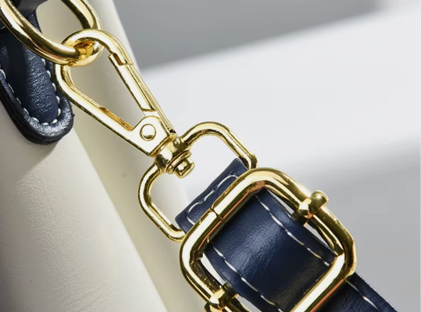Brand New Woman's Luxury Crafted Handbag & Shoulder Strap Premium Bags